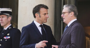 Британският премиер Киър Стармър и френският президент Еманюел Макрон изразиха безпокойство относно въздействието на митата, наложени от Тръмп