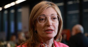 Българският еврокомисар Екатерина Захариева написа в "Екс", че ракетните удари срещу Суми са "ужасяващи сцени"