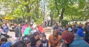 В Стара Загора на Велики четвъртък деца боядисаха над 1000 великденски яйца в храма „Св. Николай Мирликлийски Чудотворец"