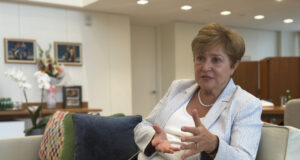 В този по-рисков свят за България е още по-важно да бъде в еврозоната, заяви в интервю за БТА управляващият директор на МВФ Кристалина Георгиева