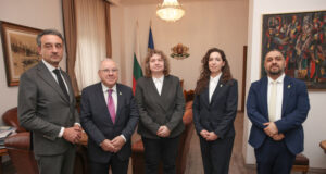 Важно е да приемаме обичаите и традициите на различните вероизповедания, каза Наталия Киселова на среща с еврейската общност по повод Песах