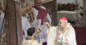 Великденската литургия във Ватикана започва без папа Франциск, който все още се възстановява от пневмония