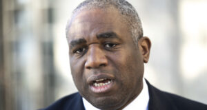 Великобритания ще подпише споразумение за нелегалните мигранти със Сърбия по време на посещение на британския външен министър на Западните Балкани