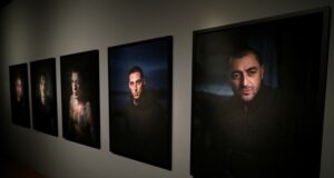 Владимир Карамазов прави тур в изложбата си „На тяхно място“ в София днес