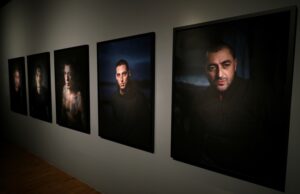 Владимир Карамазов прави тур в изложбата си „На тяхно място“ в София днес