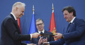 министъра на отбраната на Сърбия Братислав Гашич и министъра на отбраната на Унгария Крищоф Салай-Бобровницки.