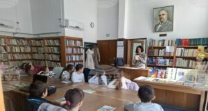 Второкласници от смолянско училище направиха верижно четене на приказки