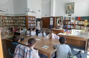 Второкласници от смолянско училище направиха верижно четене на приказки