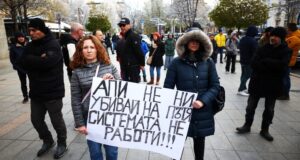 Готов е законопроектът за вещите лица, работим за затягане на наказанията, каза министър Георги Георгиев пред протестиращи срещу "убийствата" на пътя