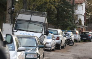 Данаил Папазов заяви в позиция, че е сигнализирал правоохранителните органи, че Ахмед Доган и негови привърженици са нахлули в частен имот в София