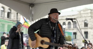 Дарил Хана показва ежедневната човешка страна на съпруга си Нийл Йънг в нов филм