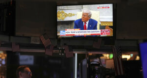 Два от трите основни индекса на Уолстрийт се понижиха през първия ден от новата седмица