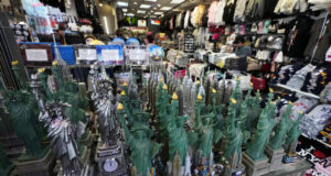 Доналд Тръмп, който неведнъж е наричал 2 април „Ден на освобождението“, обещава да въведе повсеместни нови мита върху вноса