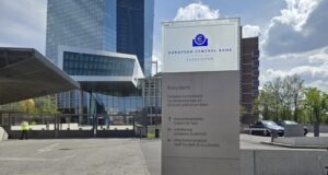 ЕЦБ обмисля промяна на стратегията си относно своята парична политика, съобщи Блумбърг