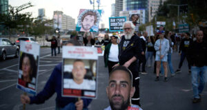 Хора протестират с искане за незабавно освобождаване на заложниците, държани от "Хамас"