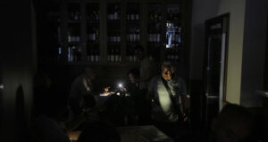 Електроподаването е възстановено на 20 процента в континентална Испания, а в Португалия милиони продължават да са без ток