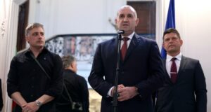 За да бъдем цивилизовано общество, не трябва да допускаме никой да бъде забравен, каза Румен Радев при откриването на изложба на Владимир Карамазов