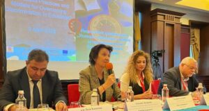 Заместник-министърът на образованието Емилия Лазарова приветства млади ромски учители