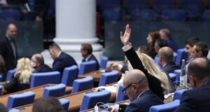 Заседанието на парламента започна с декларация по повод подписването на Договора от Вашингтон