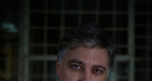 Изложбата "На тяхно място" на Владимир Карамазов се открива днес в Националната галерия "Двореца"