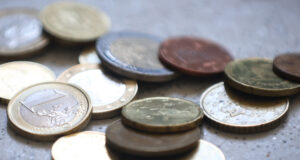 Еврото леко възстанови позициите си спрямо долара