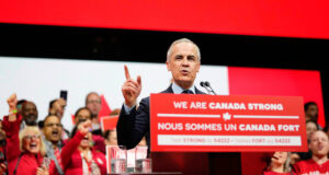 Премиерът на Канада Марк Карни говори пред свои поддръжници в предизборния щаб на Либералната парти