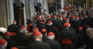 Кардиналите от Католическата църква се събират за да обсъдят избора на нов папа