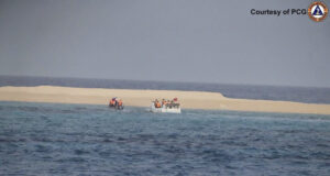 Китайската брегова охрана е дебаркирала на оспорвано островче в Южнокитайско море, за да упражни суверенитета на Пекин там, съобщи китайска медия