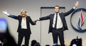 Марин Льо Пен и Жордан Бардела на партиен конгрес в Париж