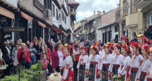 Лазарки пожелаха здраве и благополучие на майсторите от Самоводската чаршия във Велико Търново