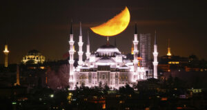 Лидерът на основната опозиционна Народнорепублканска партия Йозгюр Йозел призова за предсрочни избори в Турция на многолюден митинг в Истанбул