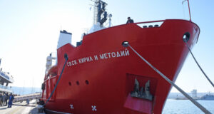 Лошото време забавя завръщането на научноизследователския кораб „Св. св. Кирил и Методий“ във Варна
