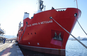 Лошото време забавя завръщането на научноизследователския кораб „Св. св. Кирил и Методий“ във Варна