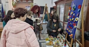 Майсторки на ръкоделието подредиха изложба базар във Велико Търново по случай предстоящите празници Цветница и Великден