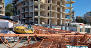 ОБНОВЕНА Само материални са щетите по рибарското пристанище в Поморие, където снощи силният вятър събори 50-метров кран, каза кметът Иван Алексиев