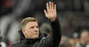 Мениджърът на Нюкасъл Еди Хау поднови работа, след като се възстанови от пневмония