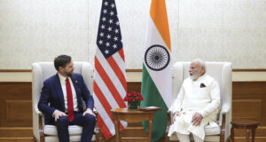 Индийският премиер Нарендра Моди разговаря с американския вицепрезидент Джей Ди Ванс