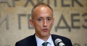 Не предлагаме задължителна религия, а час по възпитание в добродетели, каза министър Красимир Вълчев