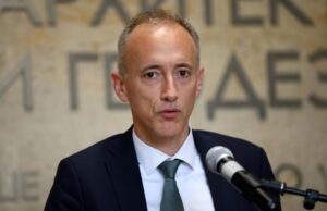 Не предлагаме задължителна религия, а час по възпитание в добродетели, каза министър Красимир Вълчев