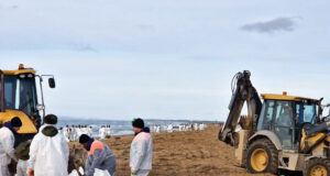 Нефтено петно в Черно море заплашва туристическия сезон в Русия