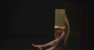 ОБНОВЕНА Танцов пърформанс представя дует между човешкото тяло и месингов лист