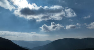 В планините е облачно и