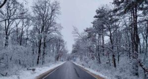 Ограничава се движението на тежкотоварни автомобили през проходите "Рожен" и "Превала" поради снеговалеж