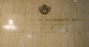 От 22 април в Кувейт влиза в сила нов Закон за движение по пътищата, който предвижда по-строги наказания, включително затвор, информира МВнР