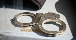 Холивудският актьор Руди Янгблъд е задържан в полицейски участък в Атина