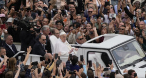 Папа Франциск обиколи площад "Свети Петър" с папамобил, за да поздрави събралите се за Великден хора