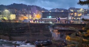 Пет момчета, пътували в лек автомобил, паднаха в реката в Смолян