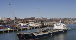 Петролът остава извън обхвата на новите мита на Доналд Тръмп, вносът на автомобили ще бъде обложен с такси за 600 милиарда долара