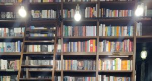 Поетът Сайръс Каселс получи наградата за поезия „Джаксън“, към която има и чек за 100 000 щатски долара