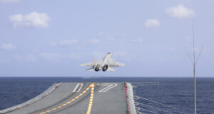 Китайски изтребител Джей-15 излита от самолетоносача "Шандун“